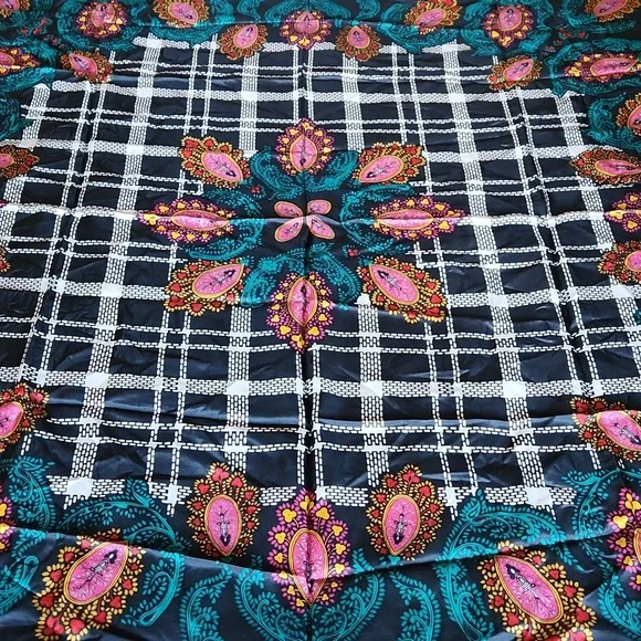 Diane Von Furstennerg large 100% silk scarf - Picture 9 of 9